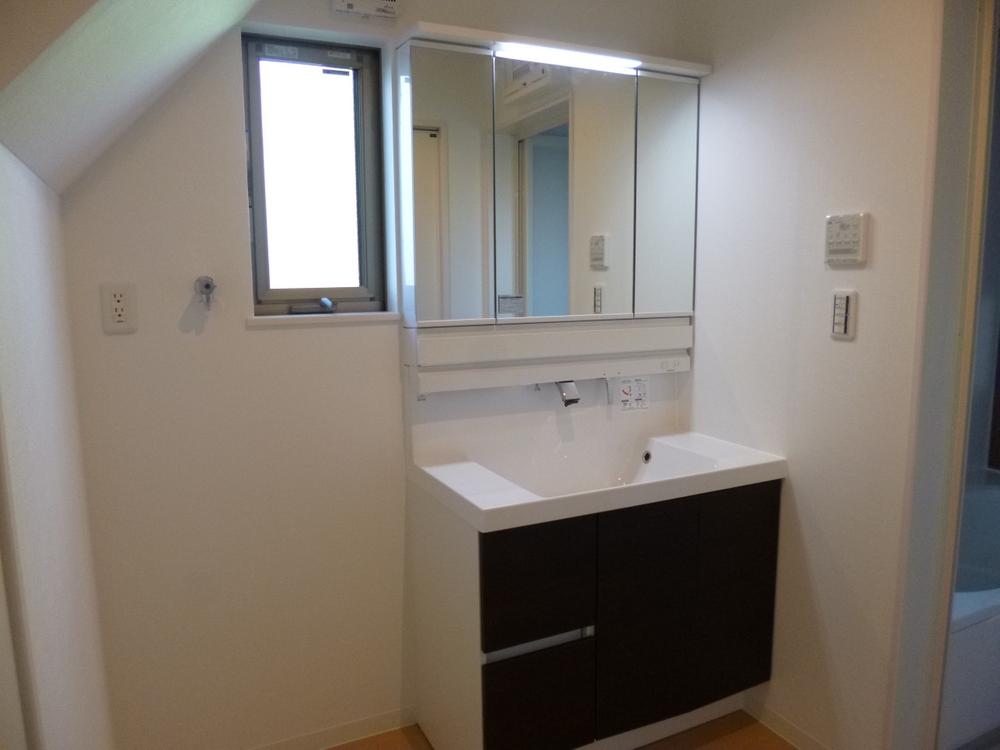 Wash basin, toilet. (November 2013) Shooting