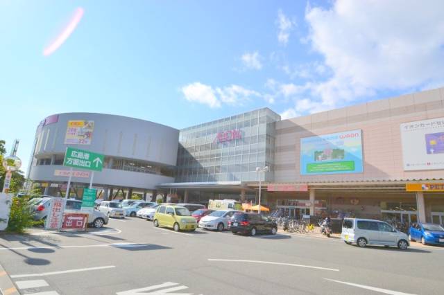 Shopping centre. 600m until ion Ujina shopping center (shopping center)