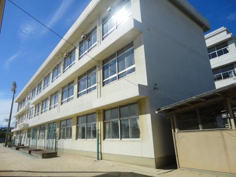 Primary school. Midorimachi until elementary school 411m