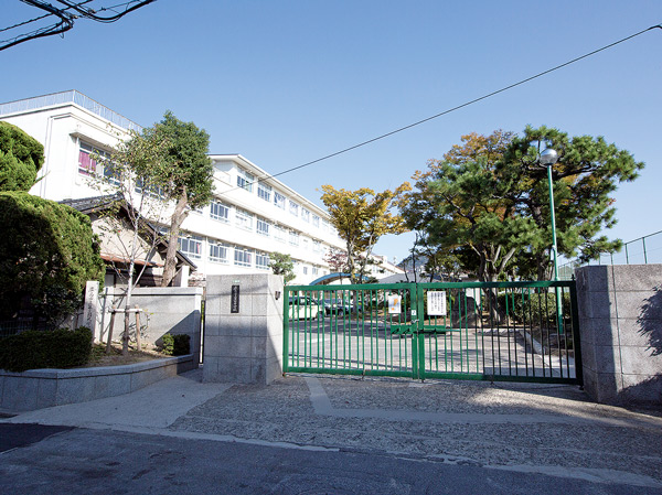 Surrounding environment. Municipal Midorimachi junior high school (walk 21 minutes / About 1680m)