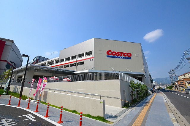 Shopping centre. 150m to Costco (shopping center)