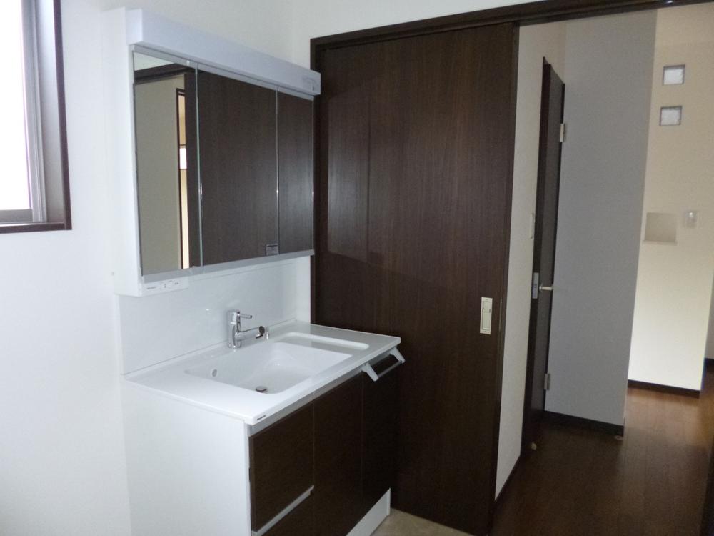 Wash basin, toilet. (October 2013) Shooting