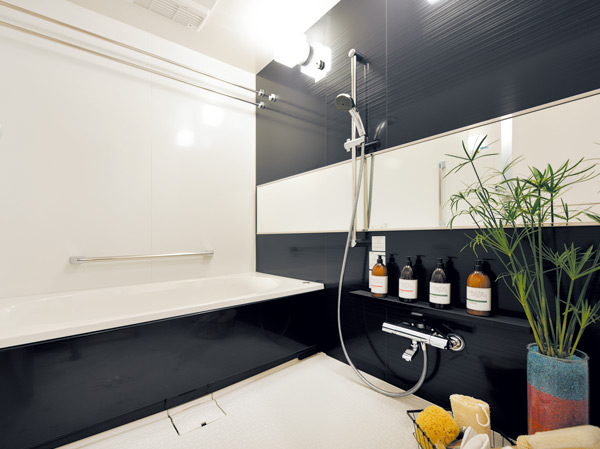 Bathing-wash room.  [The mind is also released the body, Functional bathroom clean] Suitable for active day-to-day, Bathroom that will loosen gently tired. Accent panel is impressive, Black & modern design of white. Bathtub of round shape to create a sense of relaxation, such as wrap along the body line, Other friendly floor to foot, Full Otobasu or bathroom heating dryer, etc., It has a variety of functions to keep the quality of relaxation and cleanliness.