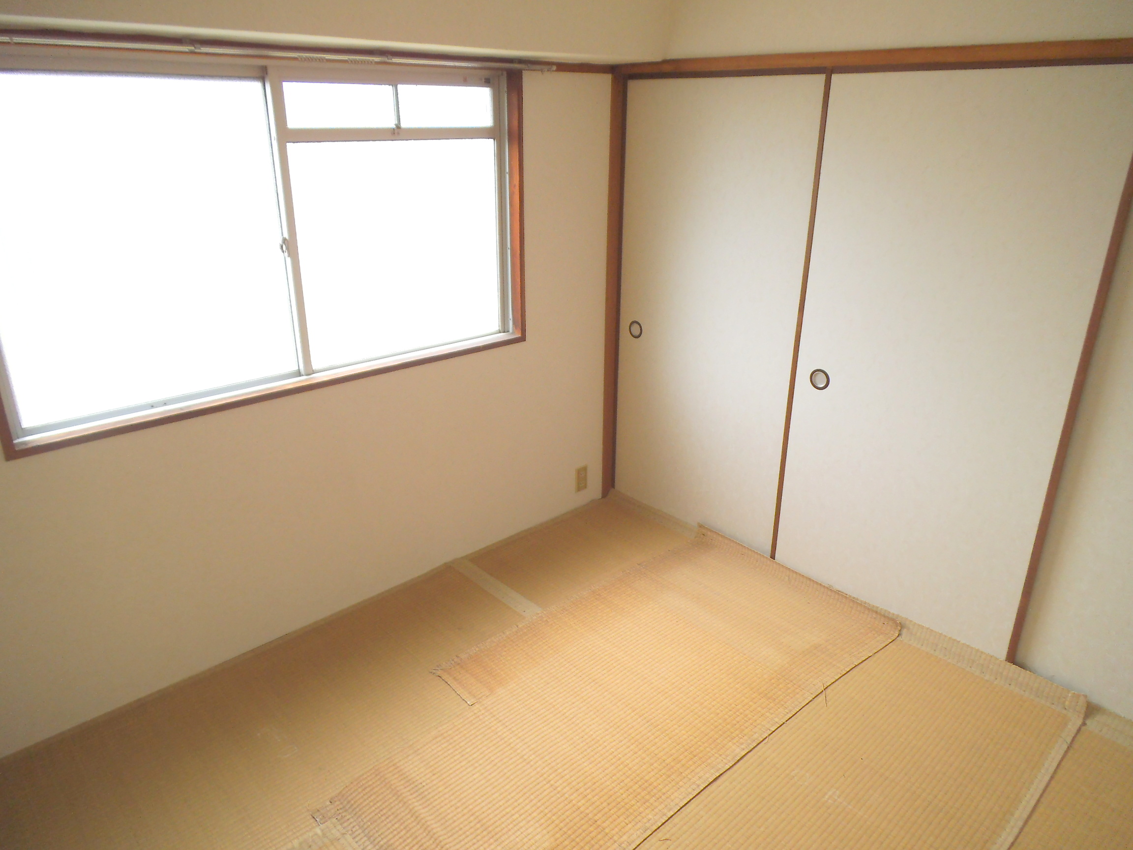 Other room space. Because the corner room is a bright room with many windows