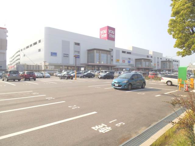Shopping centre. Yumetaun 572m to Hiroshima (shopping center)