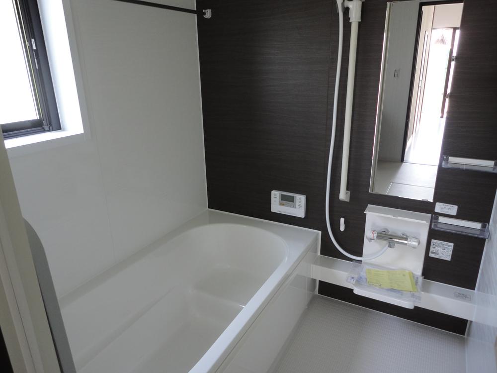 Bathroom. ventilation ・ Drying ・ heating ・ Bright bathroom in the window with the cool breeze function! 