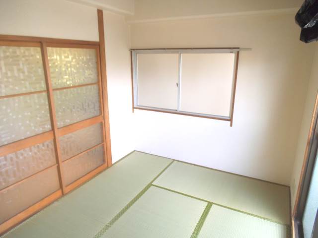 Living and room. Japanese-style room is also good that tatami also Omotegae been slowly can