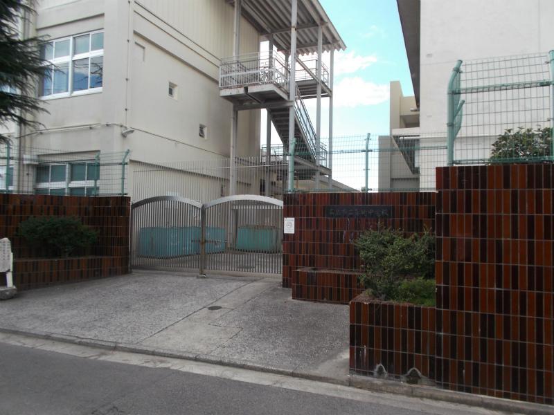 Junior high school. 627m to Hiroshima Municipal Midorimachi junior high school