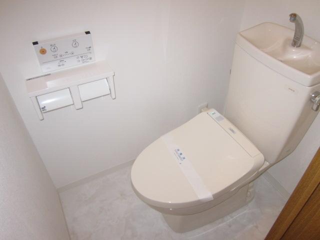 Toilet. Warm water washing toilet seat new