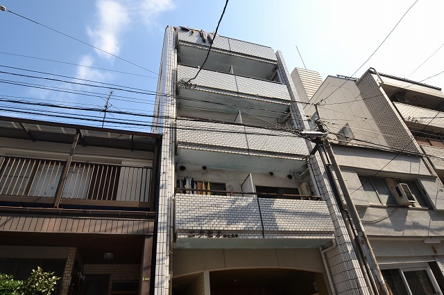 Building appearance. Hiroshima PARCO is within walking distance! It is the immediate vicinity of the property of the street Jizo