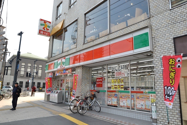 Convenience store. Thanks Hiroshima Hakushima store up (convenience store) 182m