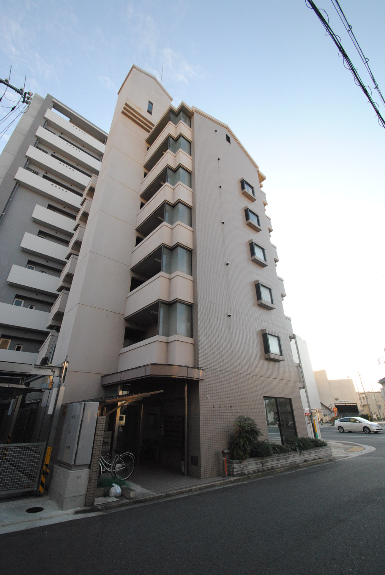 Building appearance. Because it is a street before a large eyes also views from the veranda ○