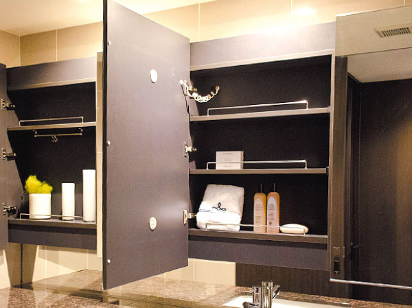 Bathing-wash room.  [Mirror cabinet] With lighting that illuminates at hand. It has adopted a mirror cabinet with a storage space of 2 socket outlet and large capacity. Center mirror is equipped with fogging heater.
