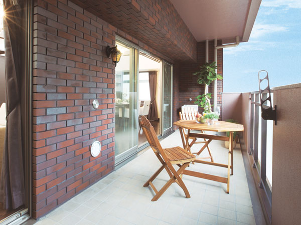 balcony ・ terrace ・ Private garden.  [balcony] Balconies, Convenient, such as gardening stylish bracket lighting and hobby slop sink, Installing a waterproof outlet. And, The floor is paved with balcony tile, First as a second living room is a reserved seat of looking.