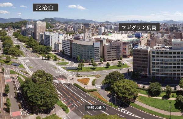 Buildings and facilities. "wing ・ Tower Peace Boulevard "is, 19-story tower condominium. View of a width of about 100m thing peace Boulevard overlooks from the south-facing balcony. (View photographs of Hijiyama direction from the corresponding 19-floor near the site in September 2012)