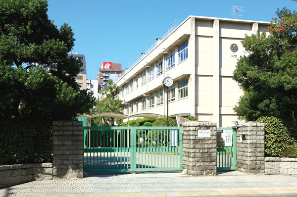 Noborimachi elementary school of the other, Educational environment of enhancement align all up to junior high school within a 6-minute walk from the kindergarten. Also recommended to the family that the child-rearing now.