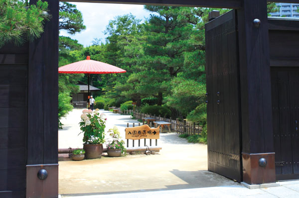 It has been popular as a scenic spot "Shukkeien". Occasionally Tazunere if, You can enjoy the taste of garden beauty and four seasons of up to stunning.