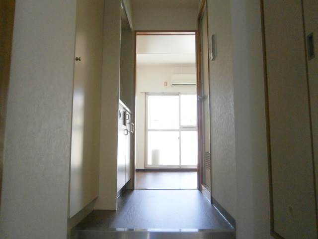 Entrance. For the first time of the recommended location and rent to live alone