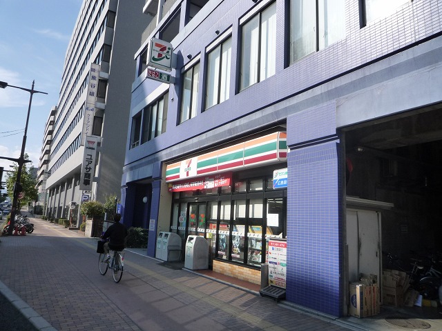 Convenience store. Seven-Eleven Hiroshima 4-chome up (convenience store) 579m