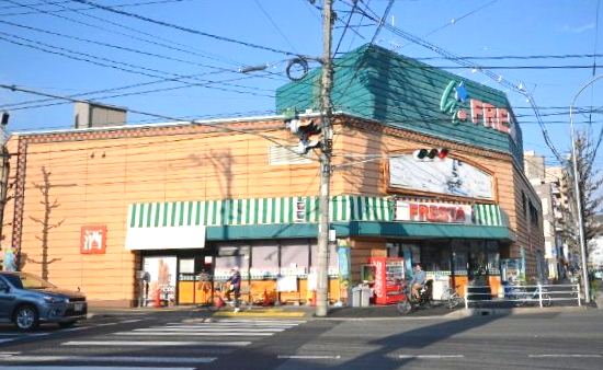 Supermarket. Furesuta Ushida store up to (super) 915m