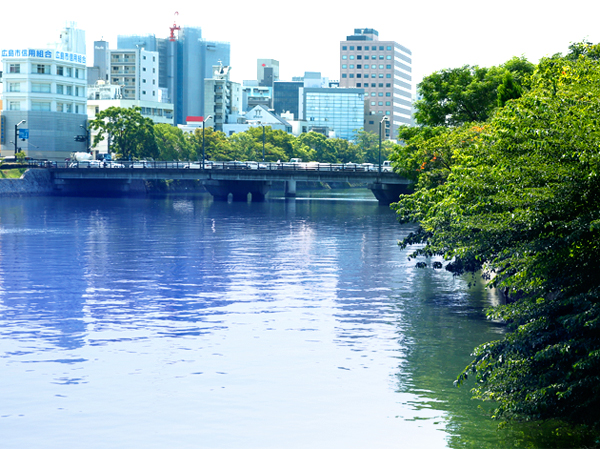 Enjoy, such as walking or running in the lush Kyobashi River along (about 200m)