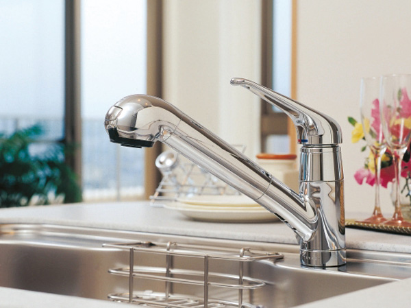 Kitchen.  [Water purifier integrated hand shower]  With one hand easily YuAtsushi ・ Hand shower faucet that amount of water can be adjusted. Head is washed off you to every nook and corner is also in the sink because the pull out in front.