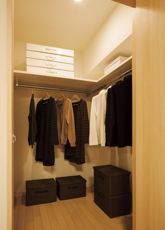 Receipt.  [Walk-in closet] Walk-in closet of a large capacity. Also overlooks at a glance hand clothes. (Building in the model room B type)