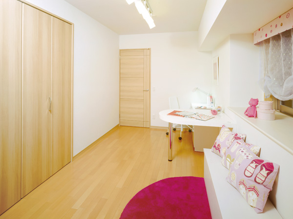 Interior.  [Western style room] Western-style rooms that can arrange the use in accordance with the family of growth. Such as storage capacity closet also rich. Children's room or study, Such as free room has become a good floor plan in versatility.