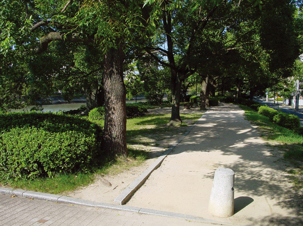 Surrounding environment. Because it is entered in the one from the main street, Noise is less likely to care about. While soaking up the sunshine filtering through foliage in the Motoyasu River promenade, You can Running.  ※ Motoyasu River promenade (about 200m / A 3-minute walk)