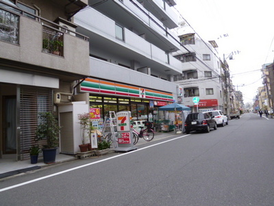 Convenience store. Seven-Eleven (convenience store) up to 100m