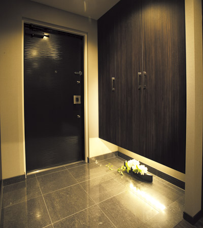 Interior.  [Entrance] Entrance has undergone a high-quality space designed as a gateway to the home. It gives us an elegant image. Also, Such as crime prevention high entrance door and the footlights in consideration in the event of peace of mind is also equipped.