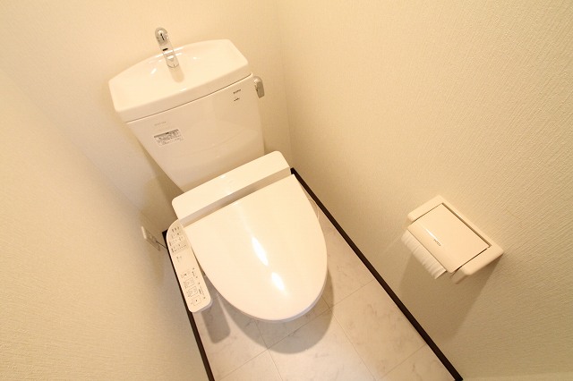 Toilet. With Washlet! !