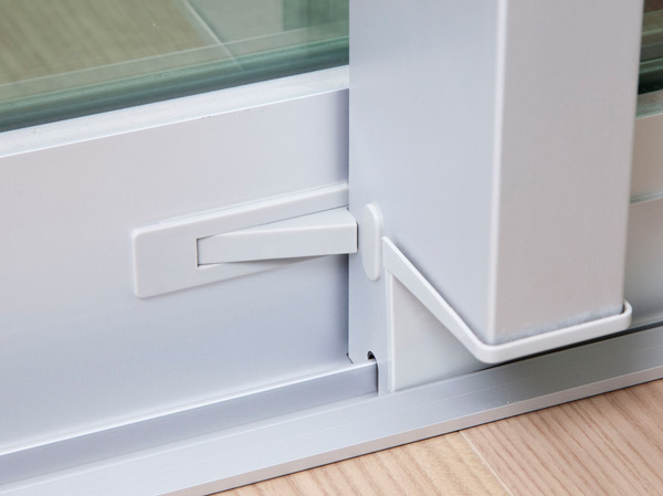Other.  [Sash with natural ventilation stopper] Set up a stopper to limit the opening width of the window to the sash part. It is possible to take in the pleasant breeze from the window, In addition to crime prevention has been consideration. (Same specifications)