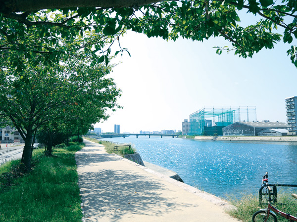 Surrounding environment. Honkawa along the banks. Openness of Zentei River view overlooking the green and Motokawa promenade. (Motokawa (promenade) / About 30m ・ 1-minute walk)