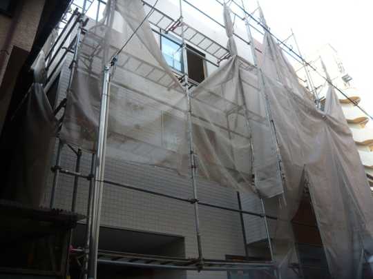 Local appearance photo. It is under construction. Outer wall construction work has been completed. 