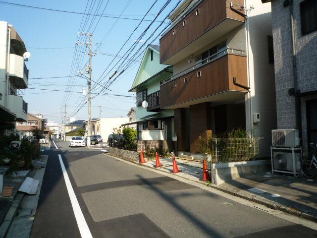 Local photos, including front road.  Front road: 5.4m