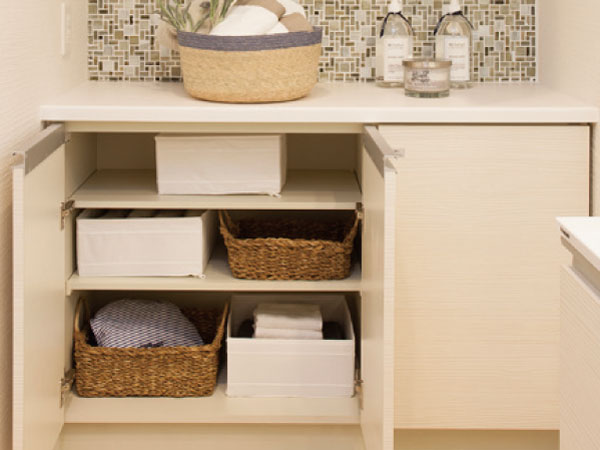 Bathing-wash room.  [Neat also wash room, Linen cabinet] Shelves with movable, Set up a linen cabinet that can be easily adjusted to the height to match the one that housed. This is useful to keep in stock, such as towels and detergent.