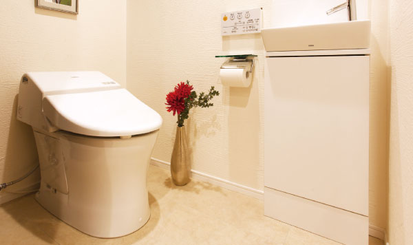 Toilet.  [Low silhouette toilet] Produce a space that spread by a compact low tank.