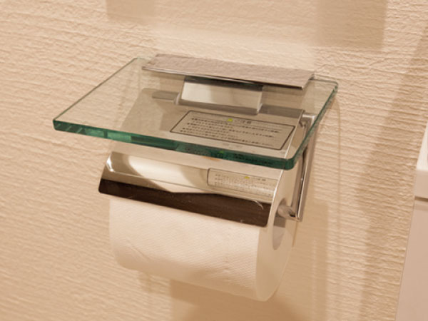 Toilet.  [Paper holder] Adopt a paper holder with a stylish sense of luxury that can also put small items. Cupboard hanging on the top of the toilet ※ Installed storage capacity also has been enhanced.  ※ g type only storage.