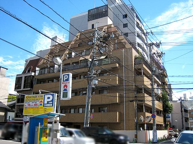 Local appearance photo. Of the eight-story all 25 units is a condominium of Mitsui Fudosan.