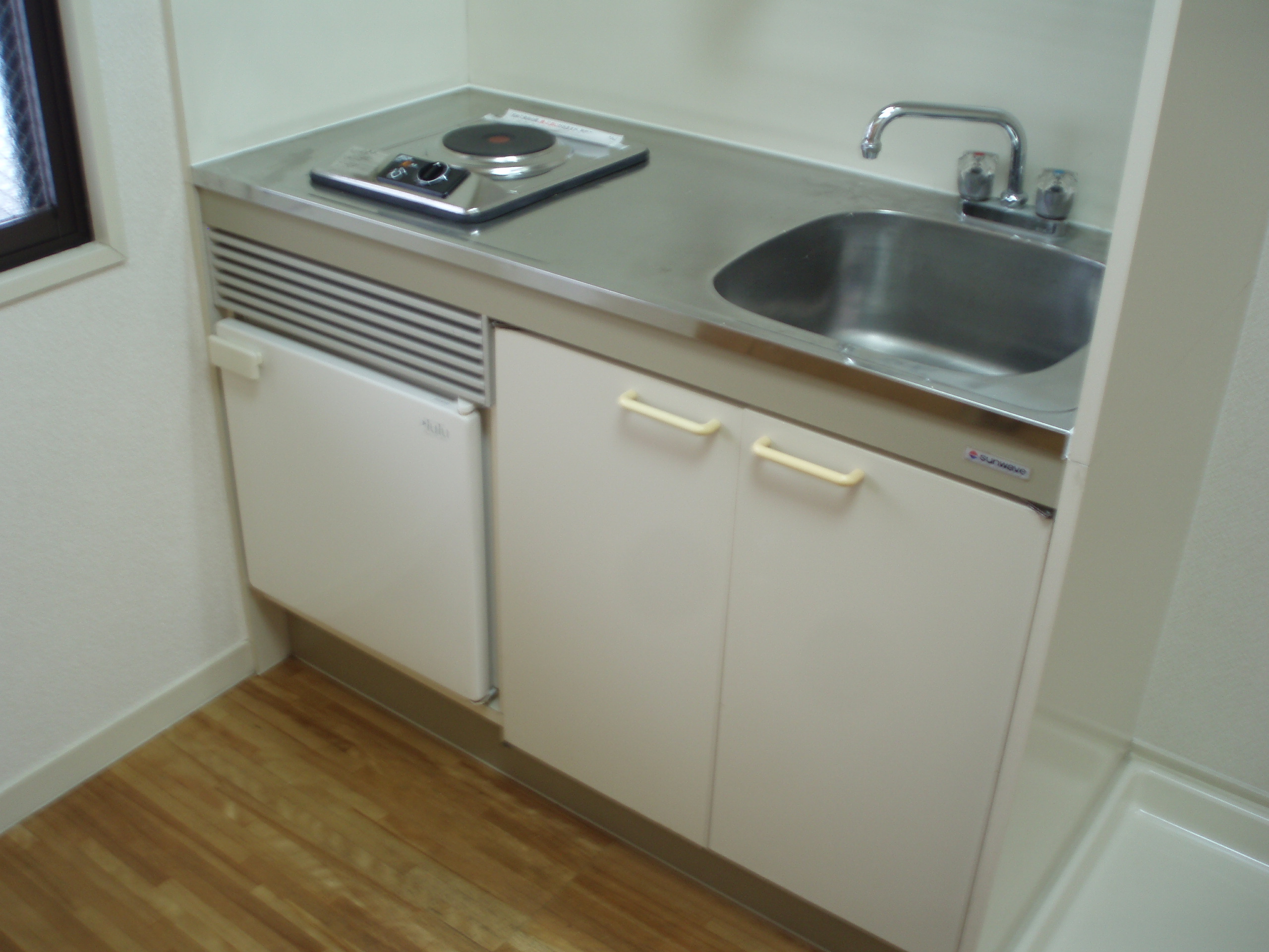 Kitchen. Electric stove. With mini fridge.