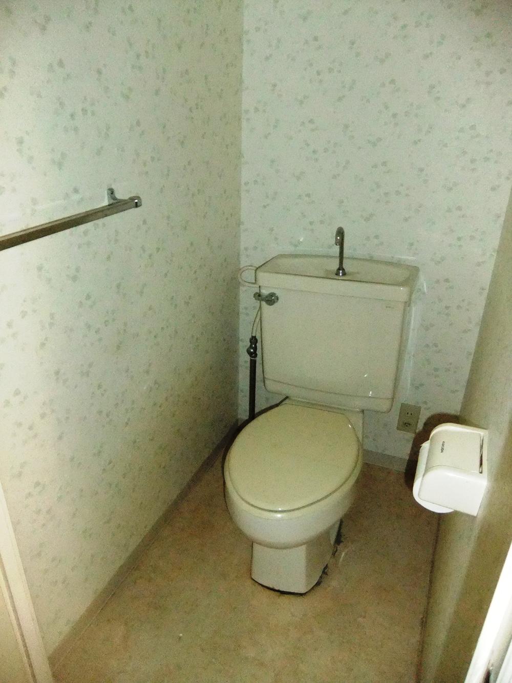Toilet. Toilet (October 2013 shooting)