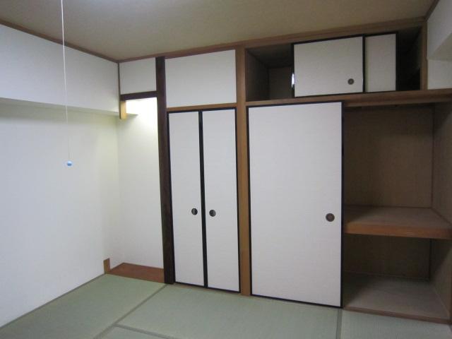 Non-living room. There is a closet of the upper closet with the Japanese-style room.