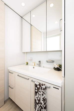 Bathing-wash room.  [Vanity room] With functional storage, Hotel-like specifications drifts cleanliness.