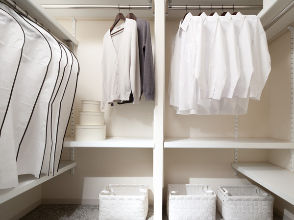 Receipt.  [Walk-in closet] Walk-in closet that can be refreshing storage from leisure goods to seasonal. It is also easy to organize because the walk put in.