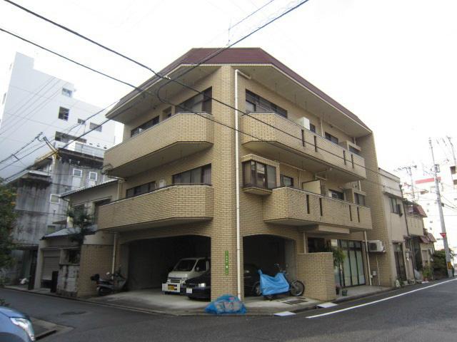 Local appearance photo. It is a building of the southeast corner lot.
