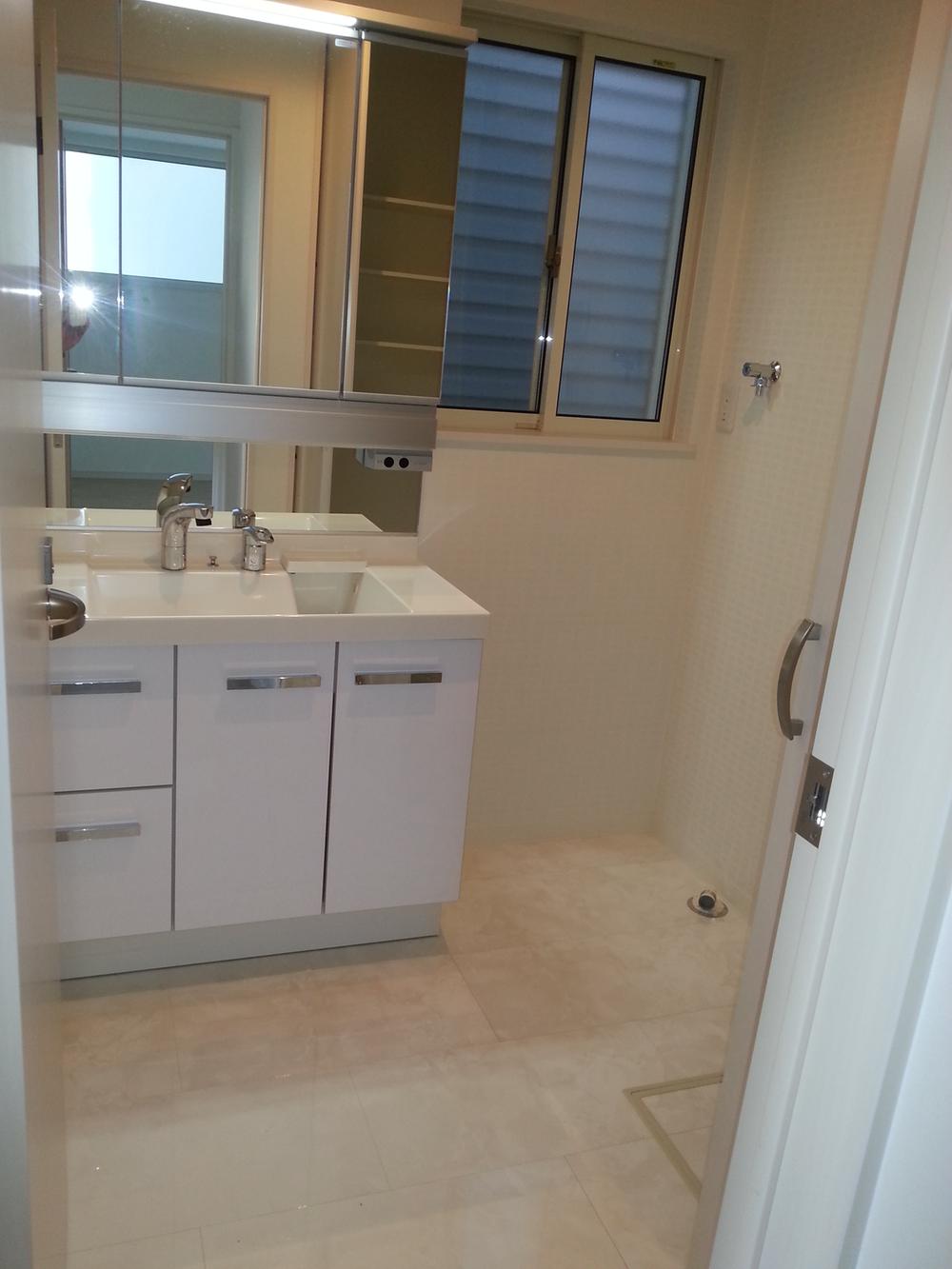 Wash basin, toilet. Local (11 May 2013) Shooting