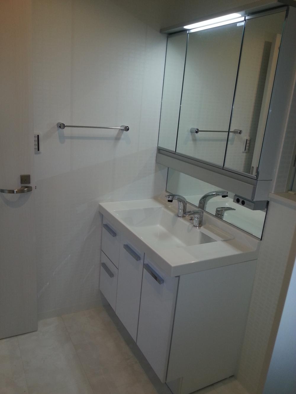 Wash basin, toilet. Local (11 May 2013) Shooting