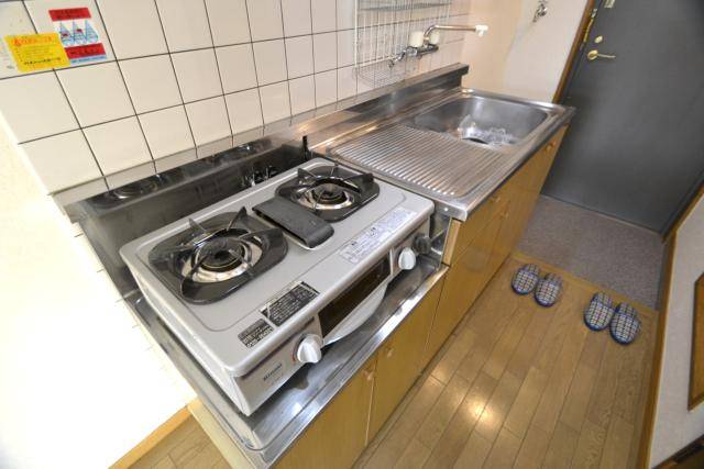 Kitchen. Two-burner stove Installed