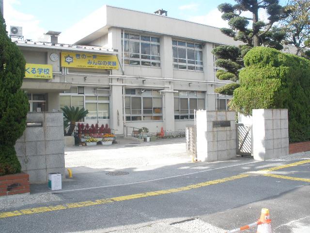 Junior high school. It is the place to go in the 573m a 5-minute walk from the Hiroshima City Museum of Eba junior high school. School Ease